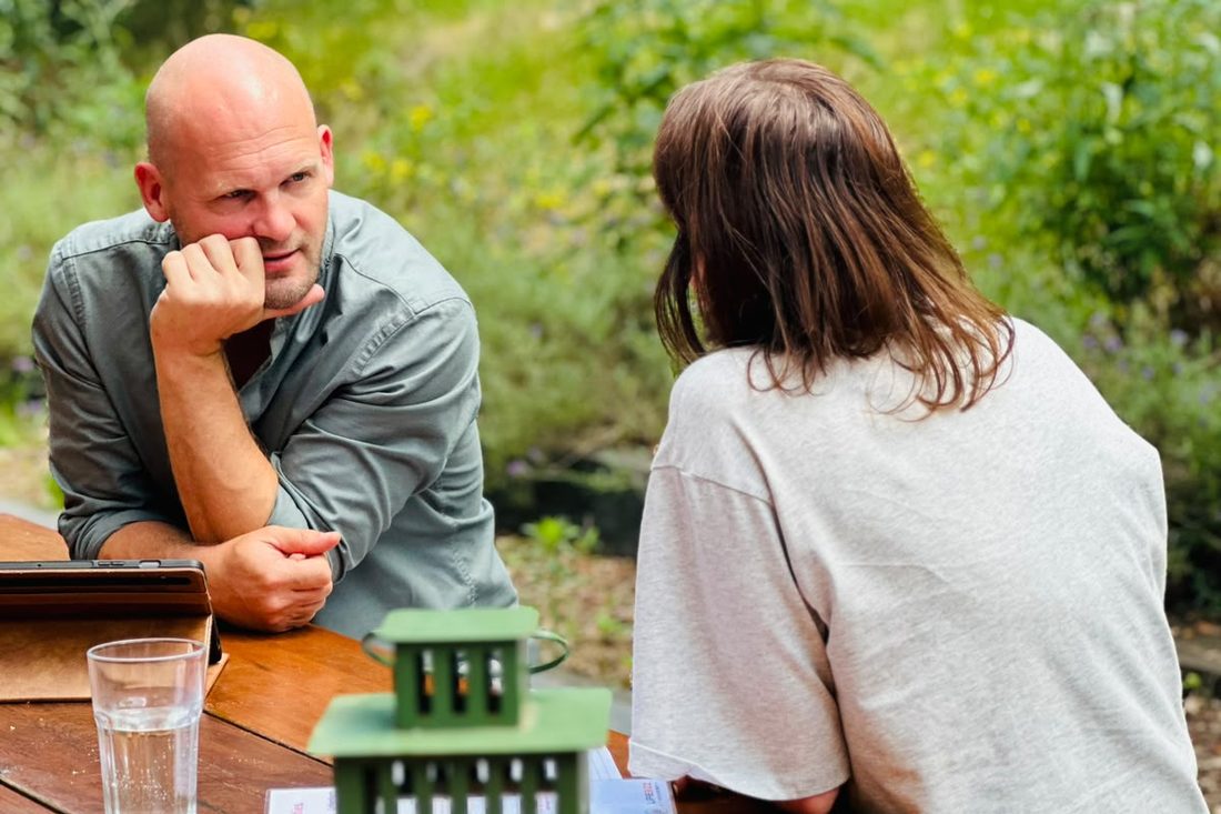 Jim in gesprek aan tafel